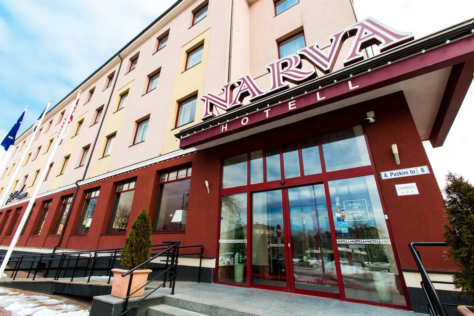 Narva Hotelli fassaad ja peasissepääs
