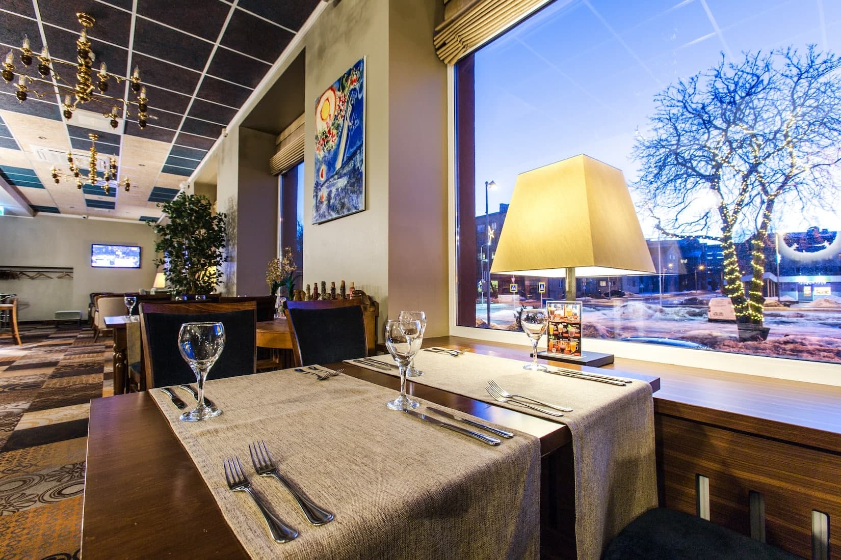 Restoran M. Chagall: saal Chagalli maaliga akna juures